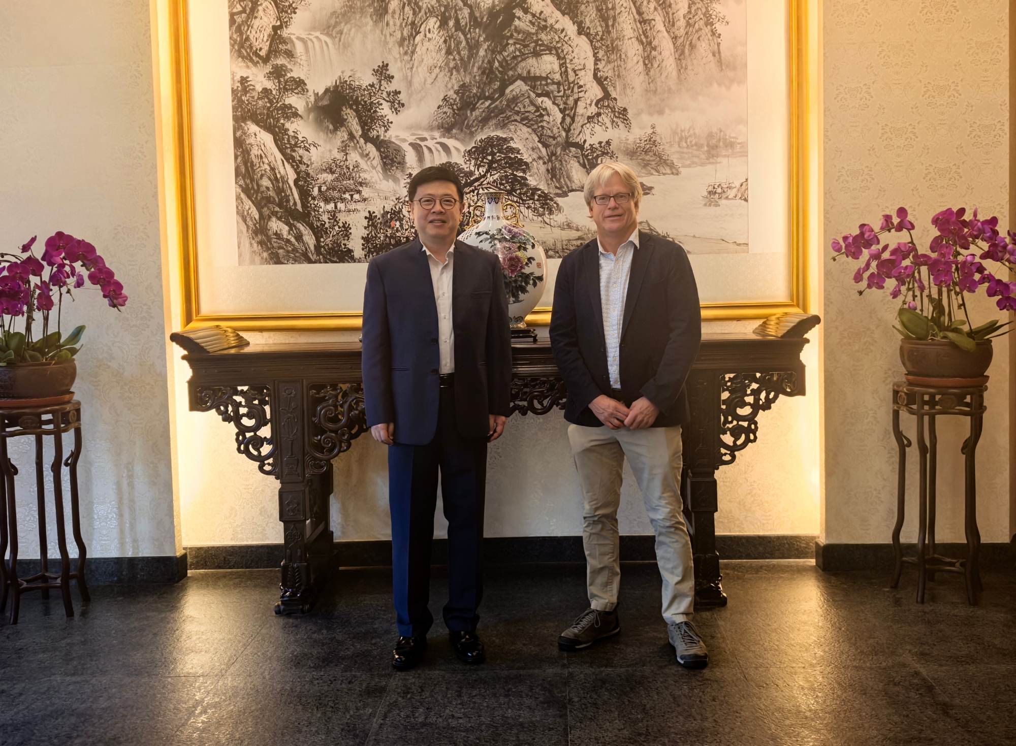 邹肖力副会长会见《彭博商业周刊》原中国分社社长蒂夫·罗伯茨